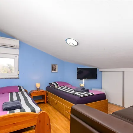 Vakantiehuis House With A Parking Space - 13655 Medulin