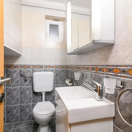 Vakantiehuis House With A Parking Space - 13655 Medulin