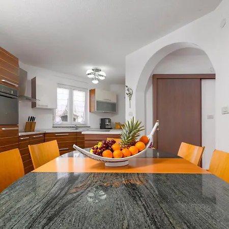 House With A Parking Space - 13655 Vakantiehuis *