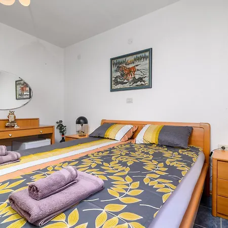 House With A Parking Space - 13655 Prázdninový dům *