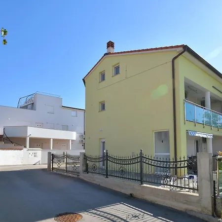 House With A Parking Space - 13655 Prázdninový dům *