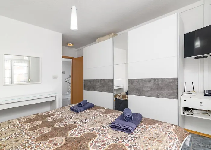 House With A Parking Space - 13655 *