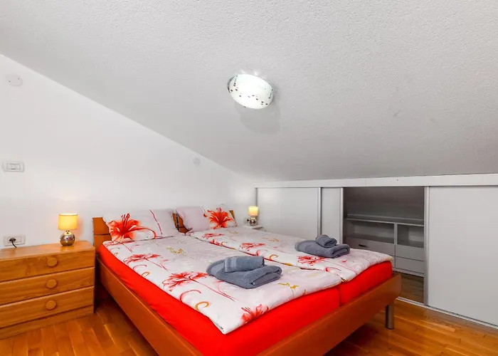 House With A Parking Space - 13655 *