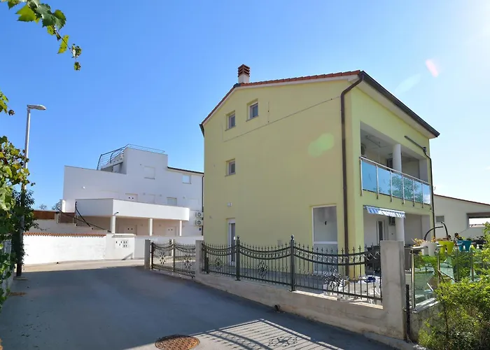 House With A Parking Space - 13655 Prázdninový dům *